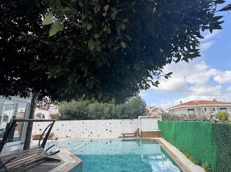 小型套房带泳池景, Flora Boheme