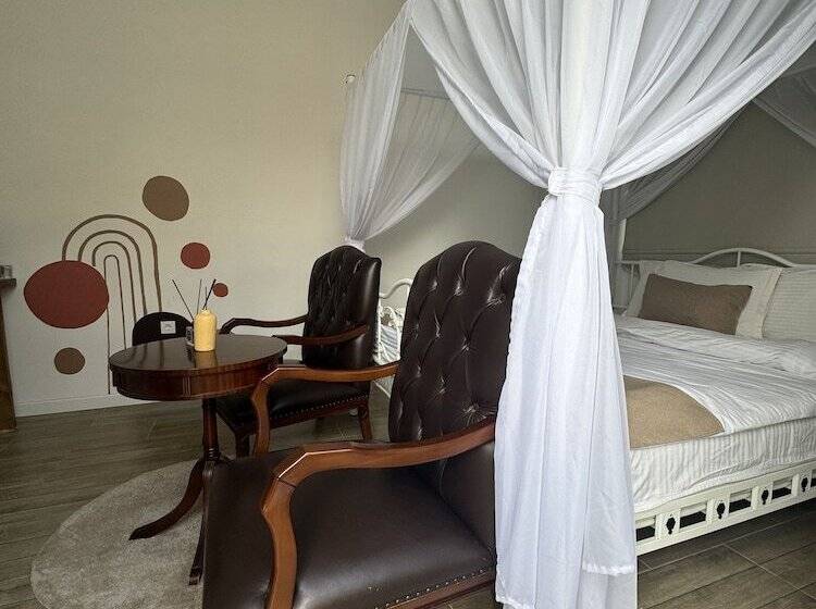 小型套房带泳池景, Flora Boheme