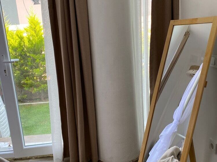 小型套房带泳池景, Flora Boheme