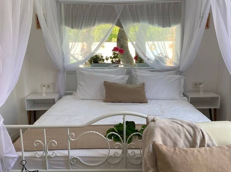 小型套房带泳池景, Flora Boheme