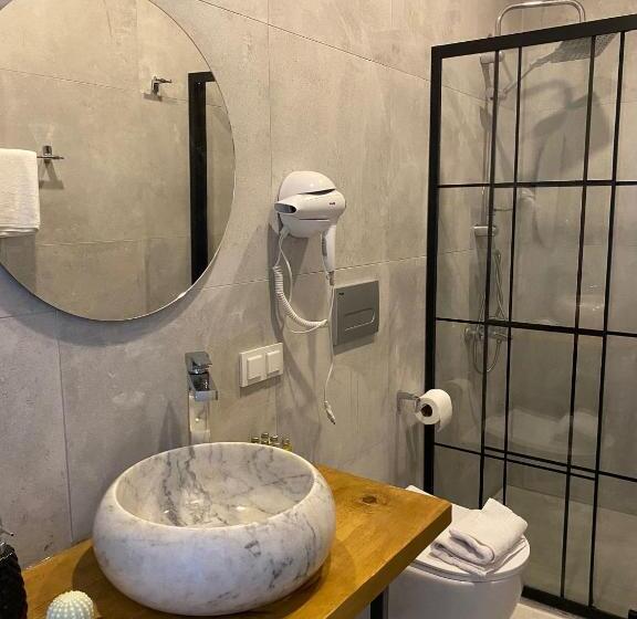 小型套房带泳池景, Flora Boheme