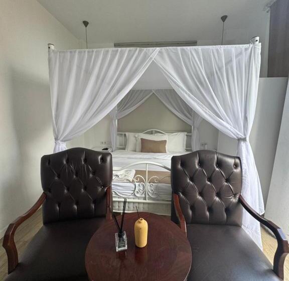 小型套房带泳池景, Flora Boheme