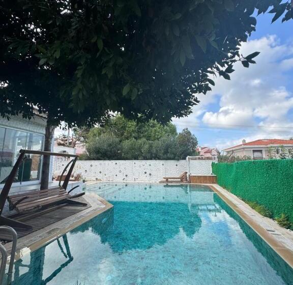 小型套房带泳池景, Flora Boheme