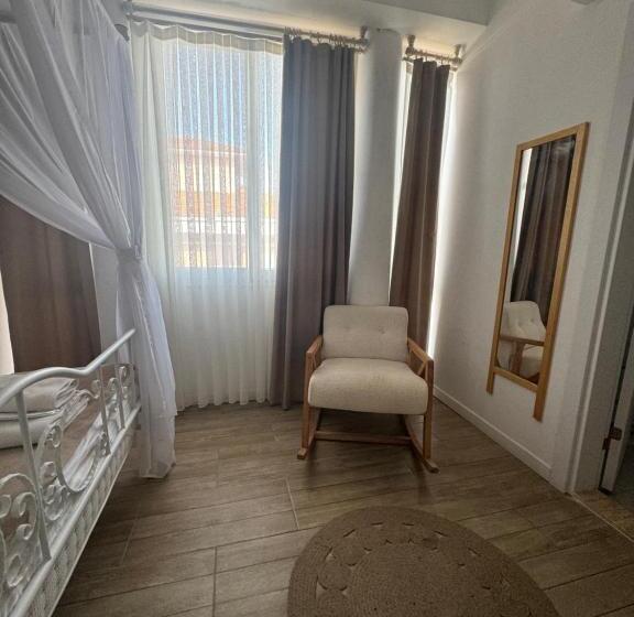 豪华三人间, Flora Boheme