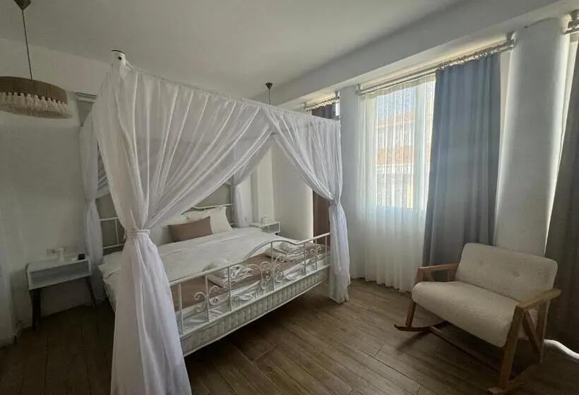 Deluxe Kolmen Hengen Huone, Flora Boheme
