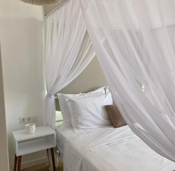 豪华三人间, Flora Boheme