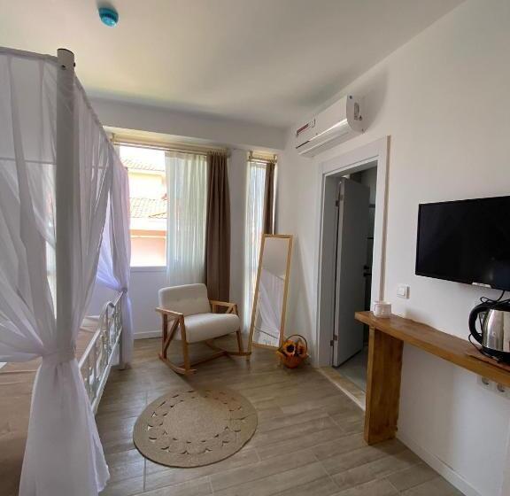 豪华三人间, Flora Boheme