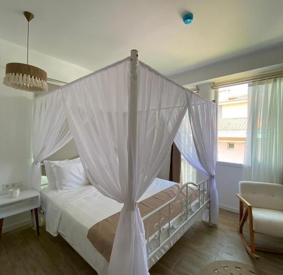 豪华三人间, Flora Boheme