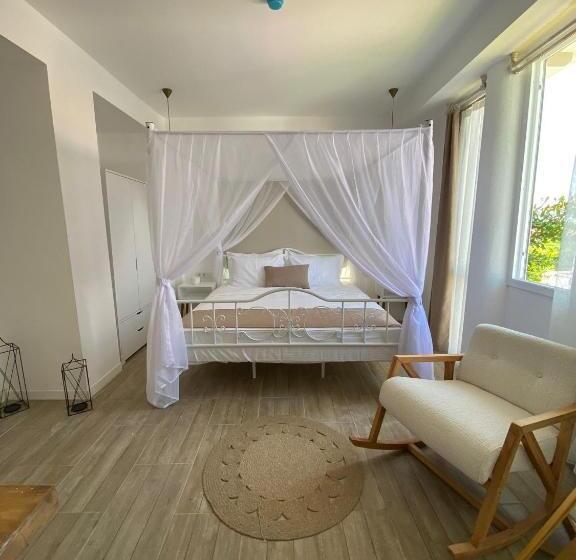 豪华三人间, Flora Boheme