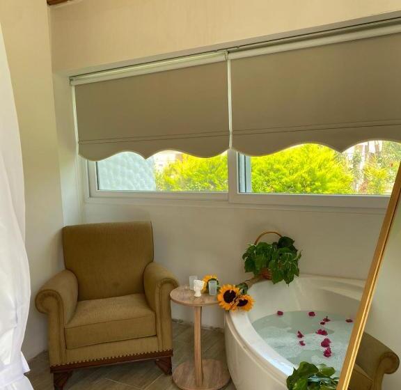 带按摩浴盆的套房, Flora Boheme