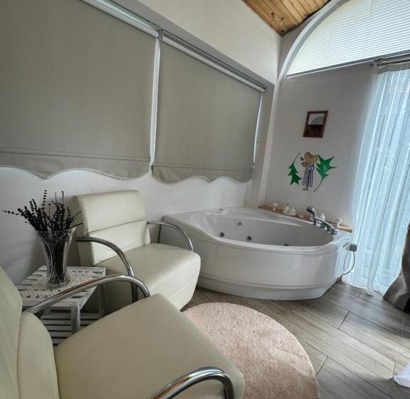 带按摩浴盆的套房, Flora Boheme