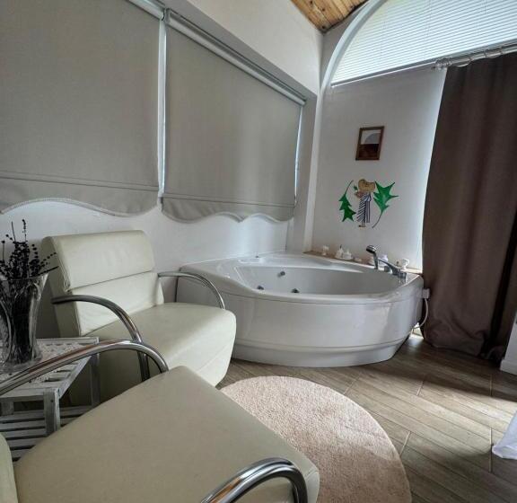 带按摩浴盆的套房, Flora Boheme