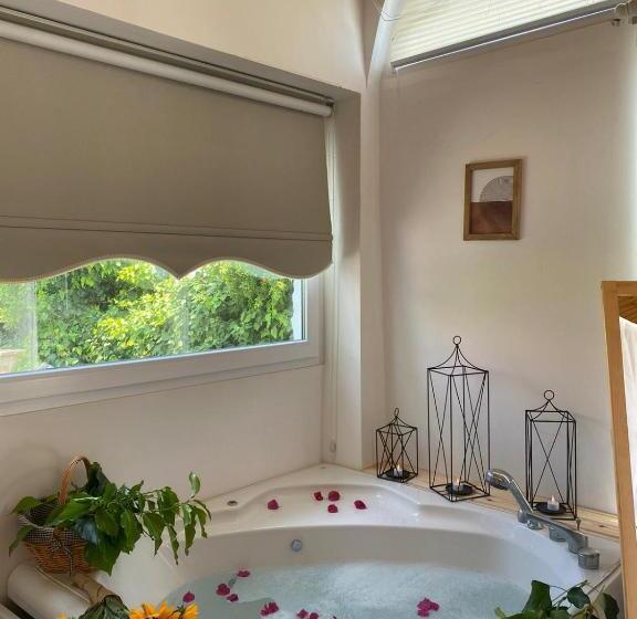 带按摩浴盆的套房, Flora Boheme