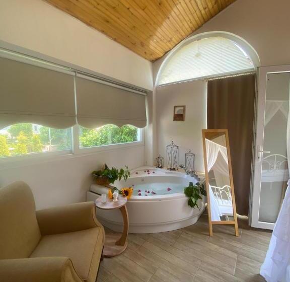 带按摩浴盆的套房, Flora Boheme