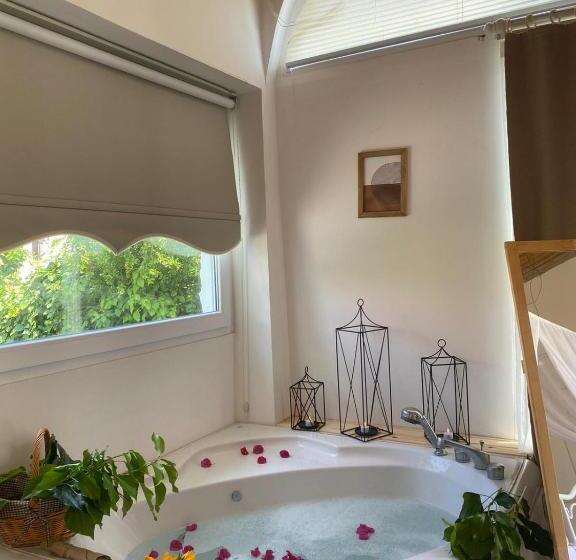 带按摩浴盆的套房, Flora Boheme