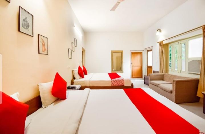 غرفة عائلية, Singhasan House