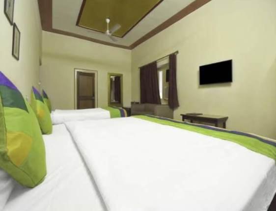 غرفة عائلية, Singhasan House