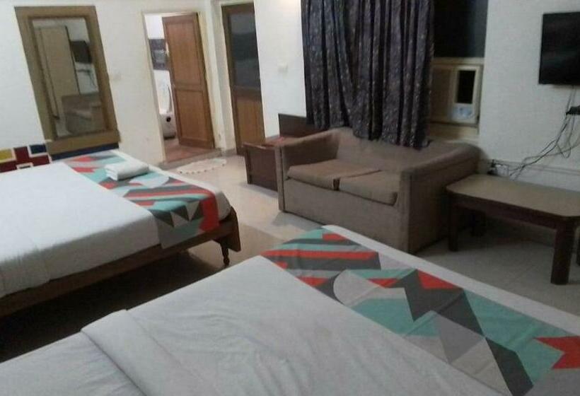 Quarto Familiar, Singhasan House