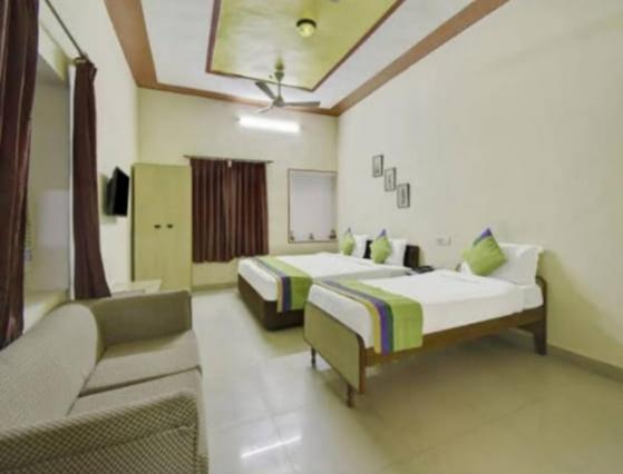 غرفة عائلية, Singhasan House