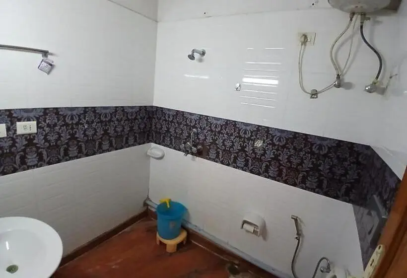 Chambre Familiale, Singhasan House