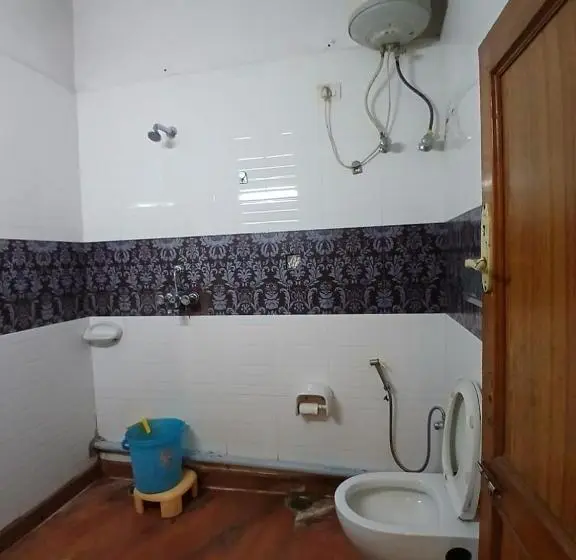 Chambre Familiale, Singhasan House
