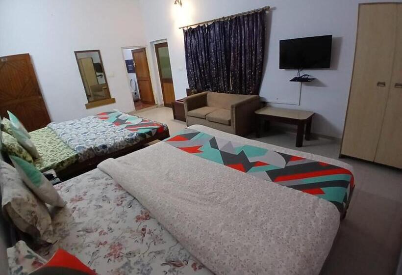 غرفة عائلية, Singhasan House