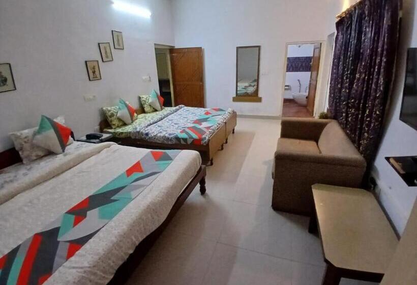 Quarto Familiar, Singhasan House