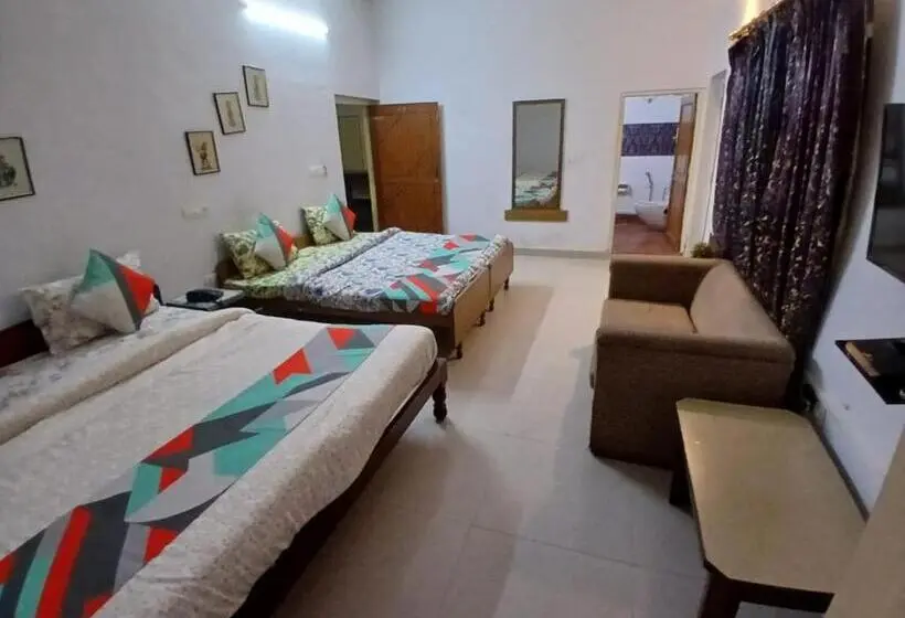 Chambre Familiale, Singhasan House