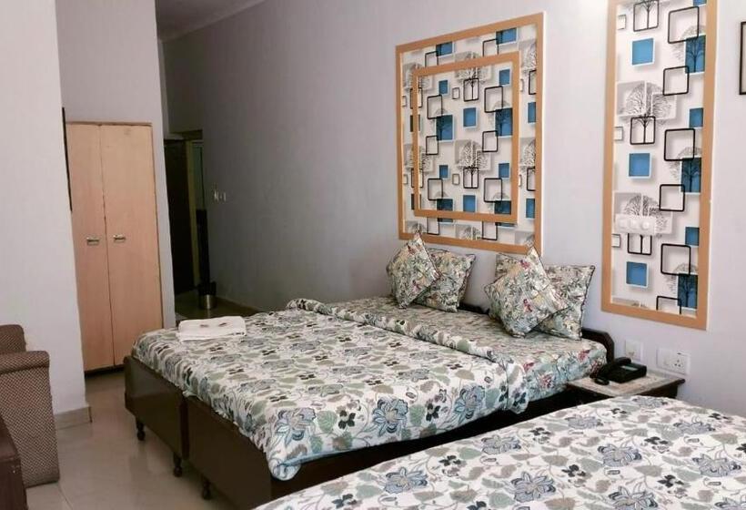 غرفة عائلية, Singhasan House