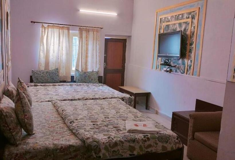 غرفة عائلية, Singhasan House