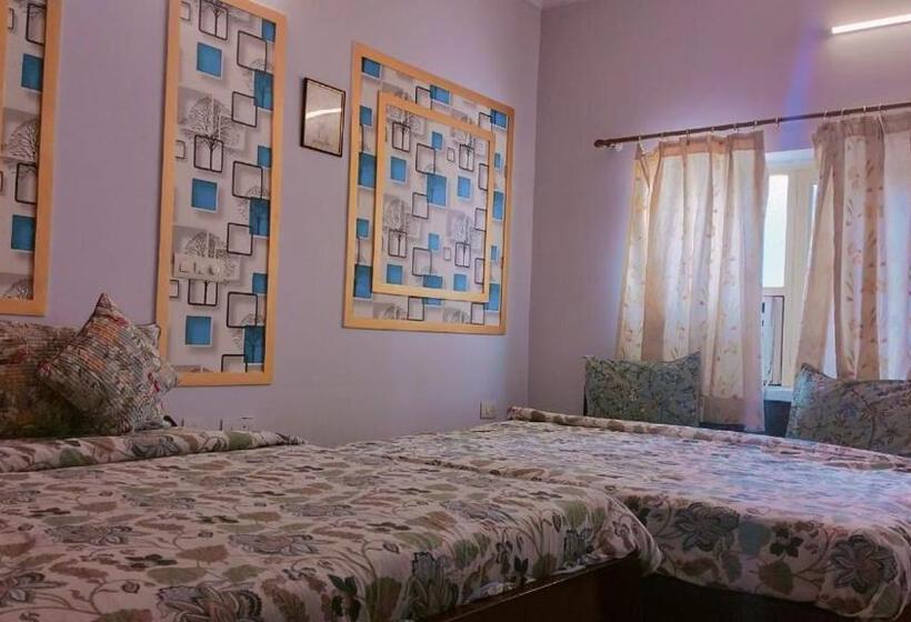 غرفة عائلية, Singhasan House