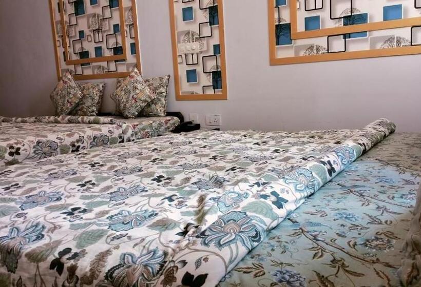 Quarto Familiar, Singhasan House