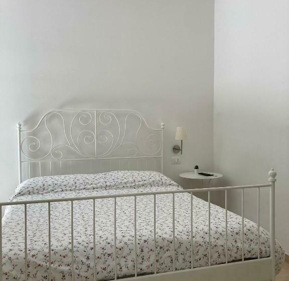 Standard Szoba, A Suata