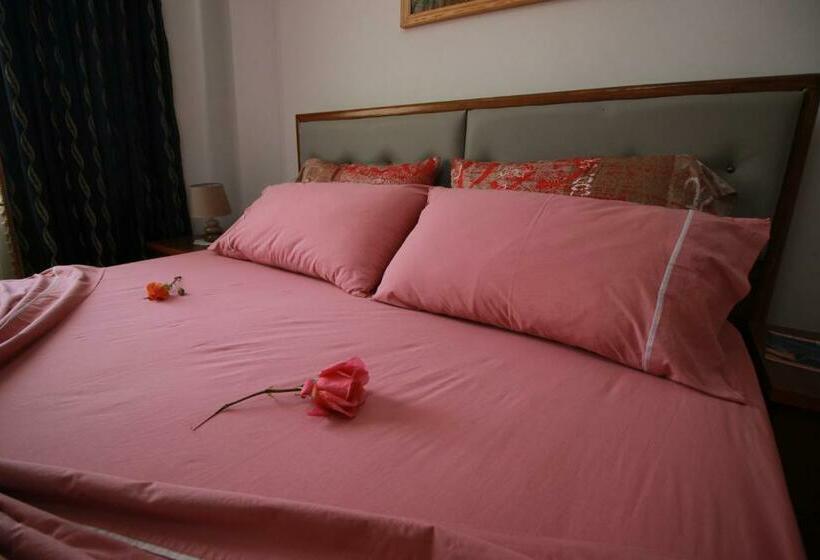 اتاق استاندارد, Grandma S Home