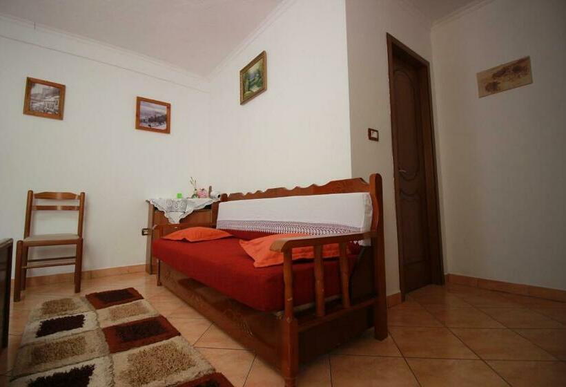 اتاق استاندارد, Grandma S Home