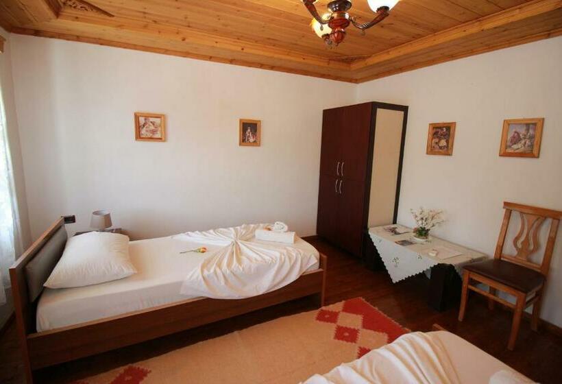 اتاق اکونومی, Grandma S Home