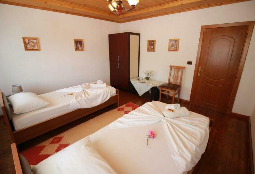 اتاق اکونومی, Grandma S Home