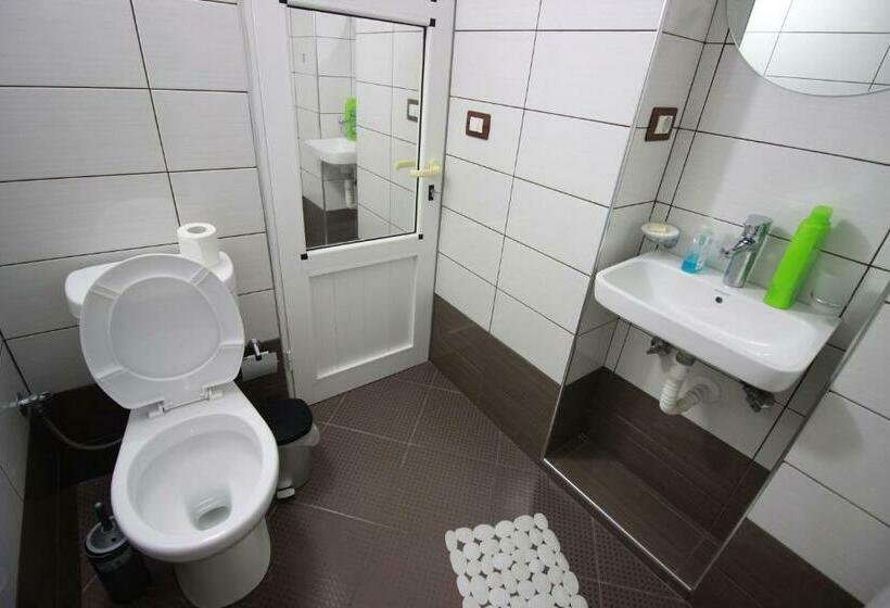 اتاق اکونومی, Grandma S Home