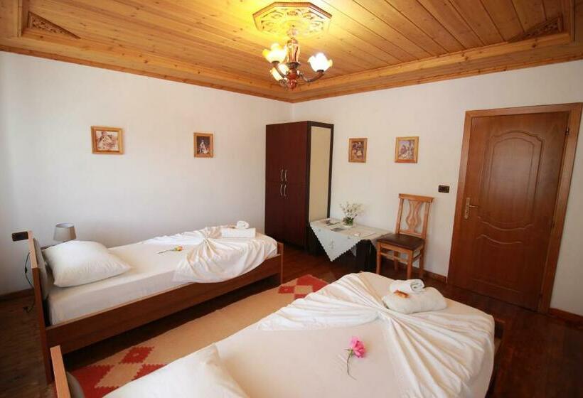 اتاق اکونومی, Grandma S Home