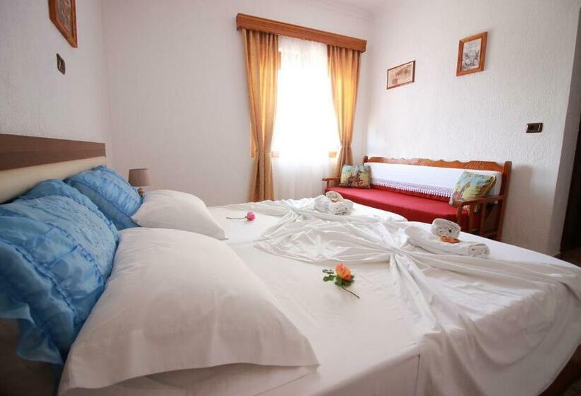 اتاق لوکس, Grandma S Home