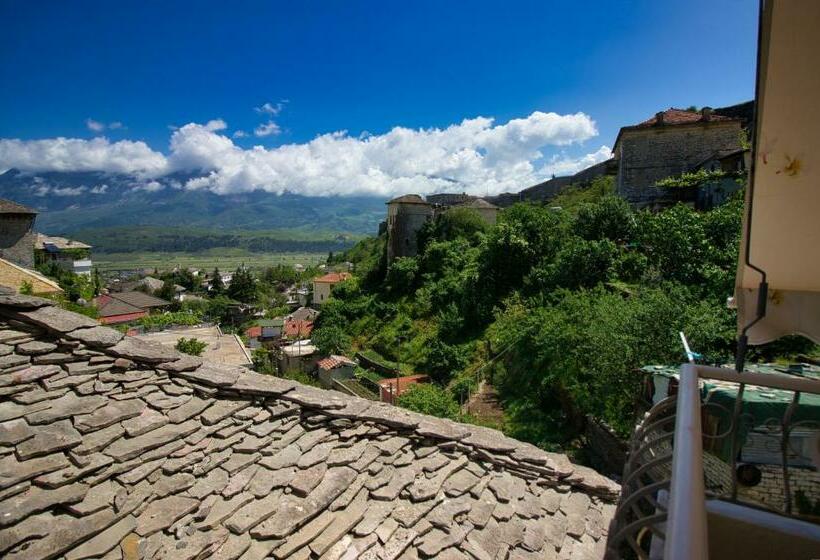 اتاق لوکس, Grandma S Home