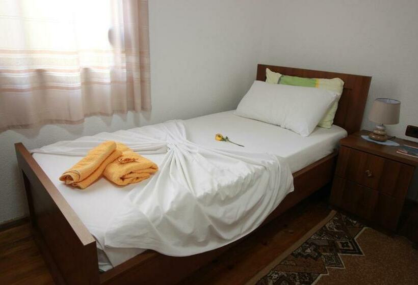 اتاق استاندارد, Grandma S Home