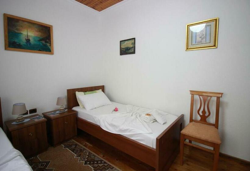 اتاق استاندارد, Grandma S Home