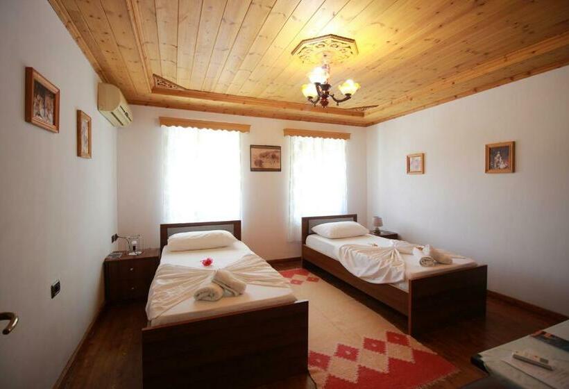 اتاق اکونومی, Grandma S Home