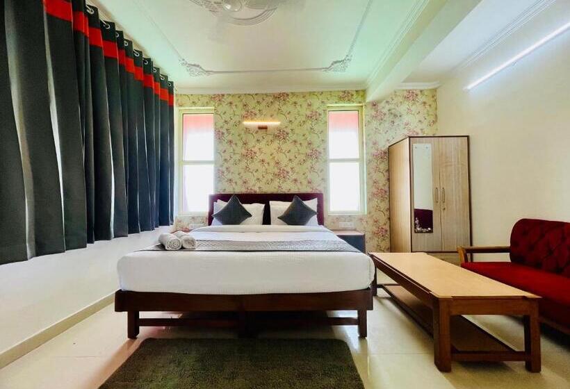 キングサイズベッドのスタンダードルーム, Live Free Hostel, Mcleodganj