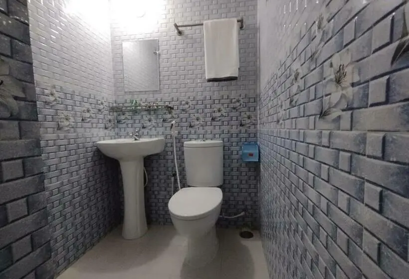 اتاق خانوادگی, New Hotel Labbaik