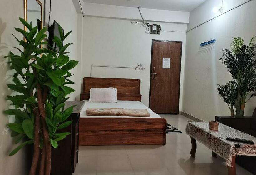 اتاق خانوادگی, New Hotel Labbaik