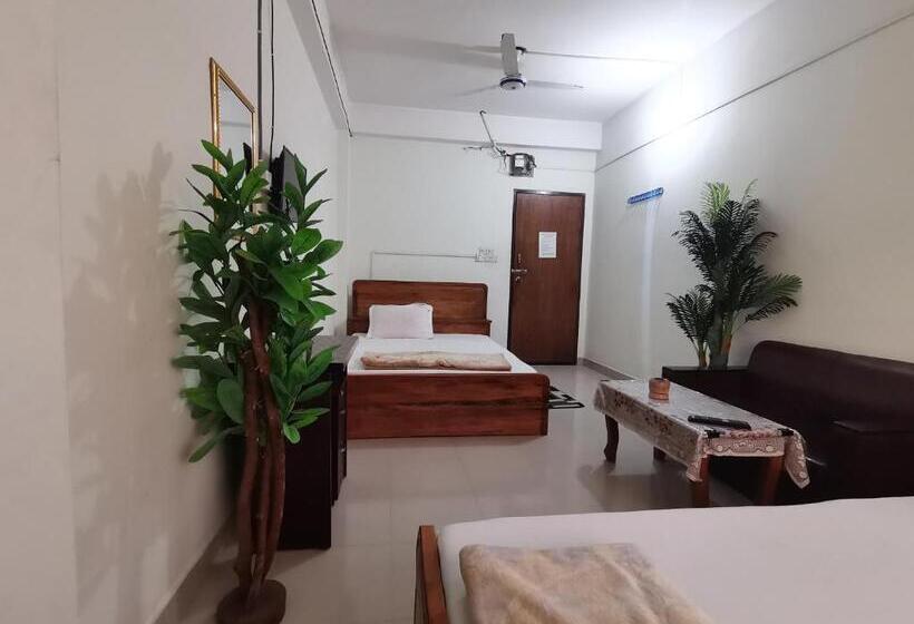 اتاق خانوادگی, New Hotel Labbaik