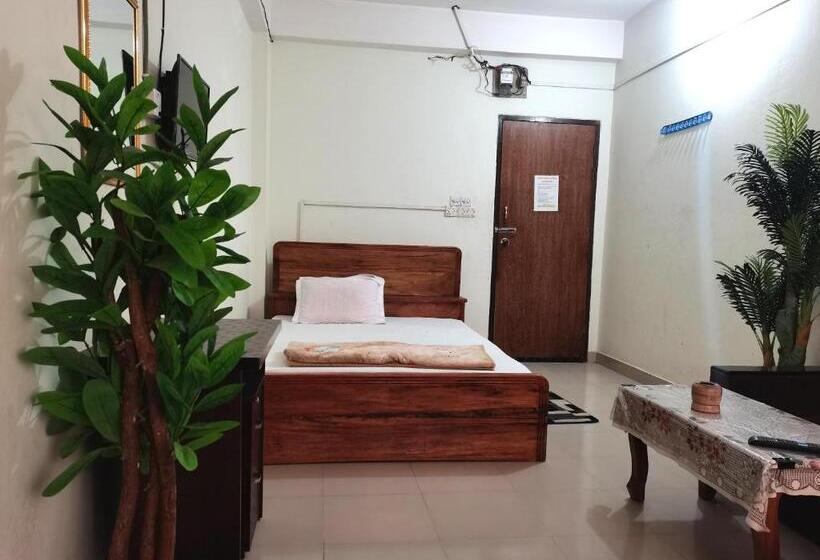 اتاق خانوادگی, New Hotel Labbaik