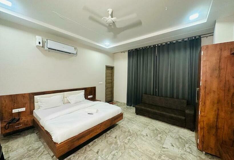 جناح مطل على المدينة, Skyz